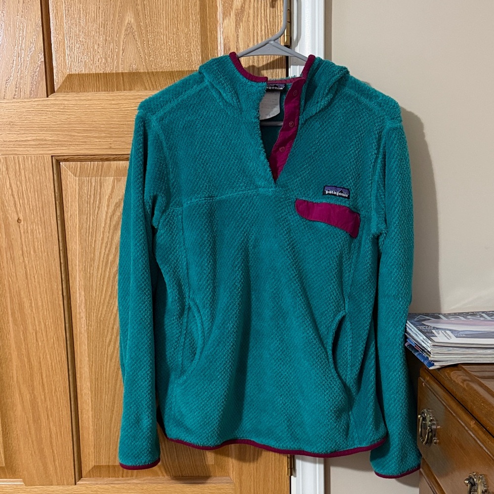Patagonia Women's Teal and Burgundy Fleece Jacket